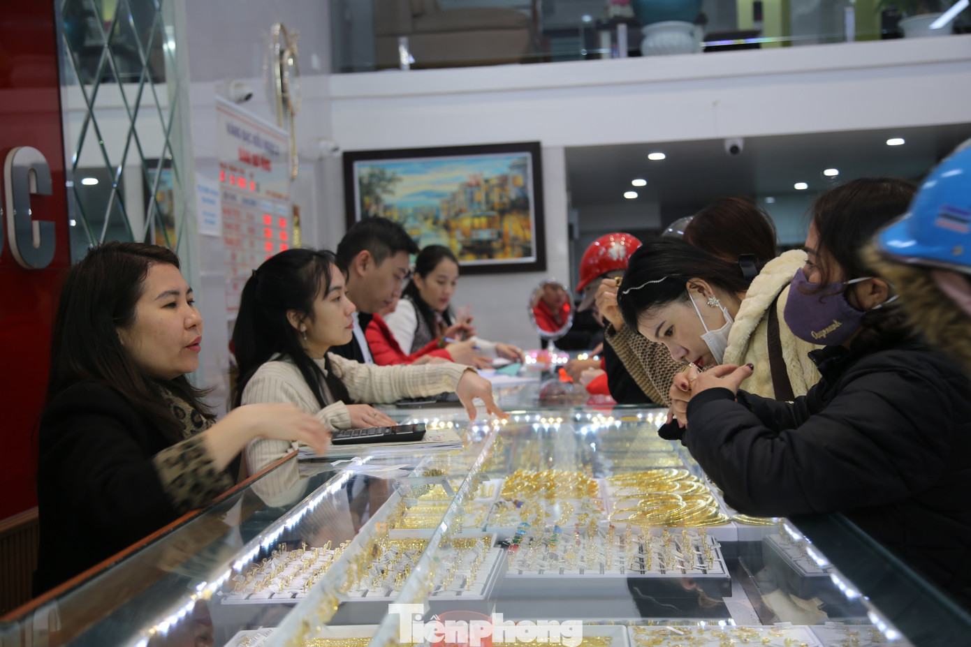 Năm nào cũng vậy, cứ đến mùng 10 tháng Giêng - ngày vía Thần tài, từ sáng sớm, tại các cửa hàng vàng, không khí mua sắm đã nhộn nhịp, đông đúc. Đặc biệt, với những người làm ăn, kinh doanh thì ngày vía Thần tài là ngày vô cùng quan trọng. Năm nào cũng vậy, cứ đến mùng 10 tháng Giêng - ngày vía Thần tài, từ sáng sớm, tại các cửa hàng vàng, không khí mua sắm đã nhộn nhịp, đông đúc. Đặc biệt, với những người làm ăn, kinh doanh thì ngày vía Thần tài là ngày vô cùng quan trọng.
