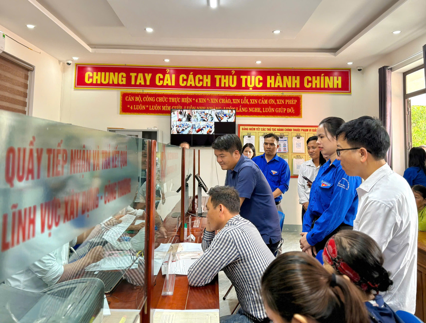 Các đội hình "áo xanh" đảm bảo hỗ trợ thao tác, hướng dẫn quy trình và phổ biến kiến thức số cho người dân, đặc biệt là các nhóm yếu thế như người già, người không sử dụng điện thoại thông minh.