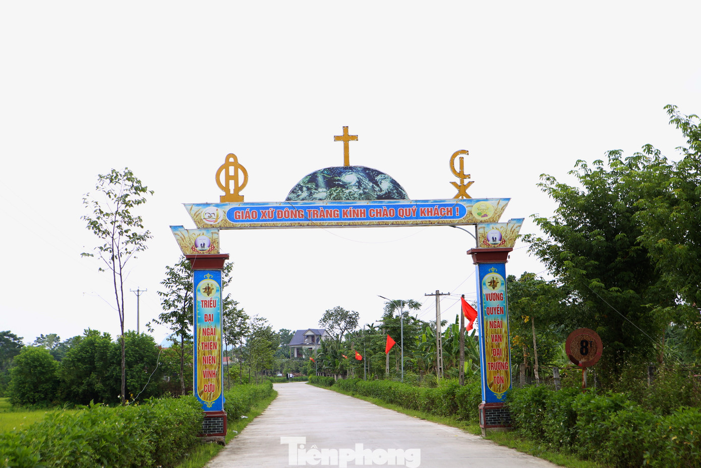 Cờ Tổ quốc, cờ Đảng được xóm đạo ở xã Sơn Châu (huyện Hương Sơn) treo dọc đường vào nhà thờ xứ.