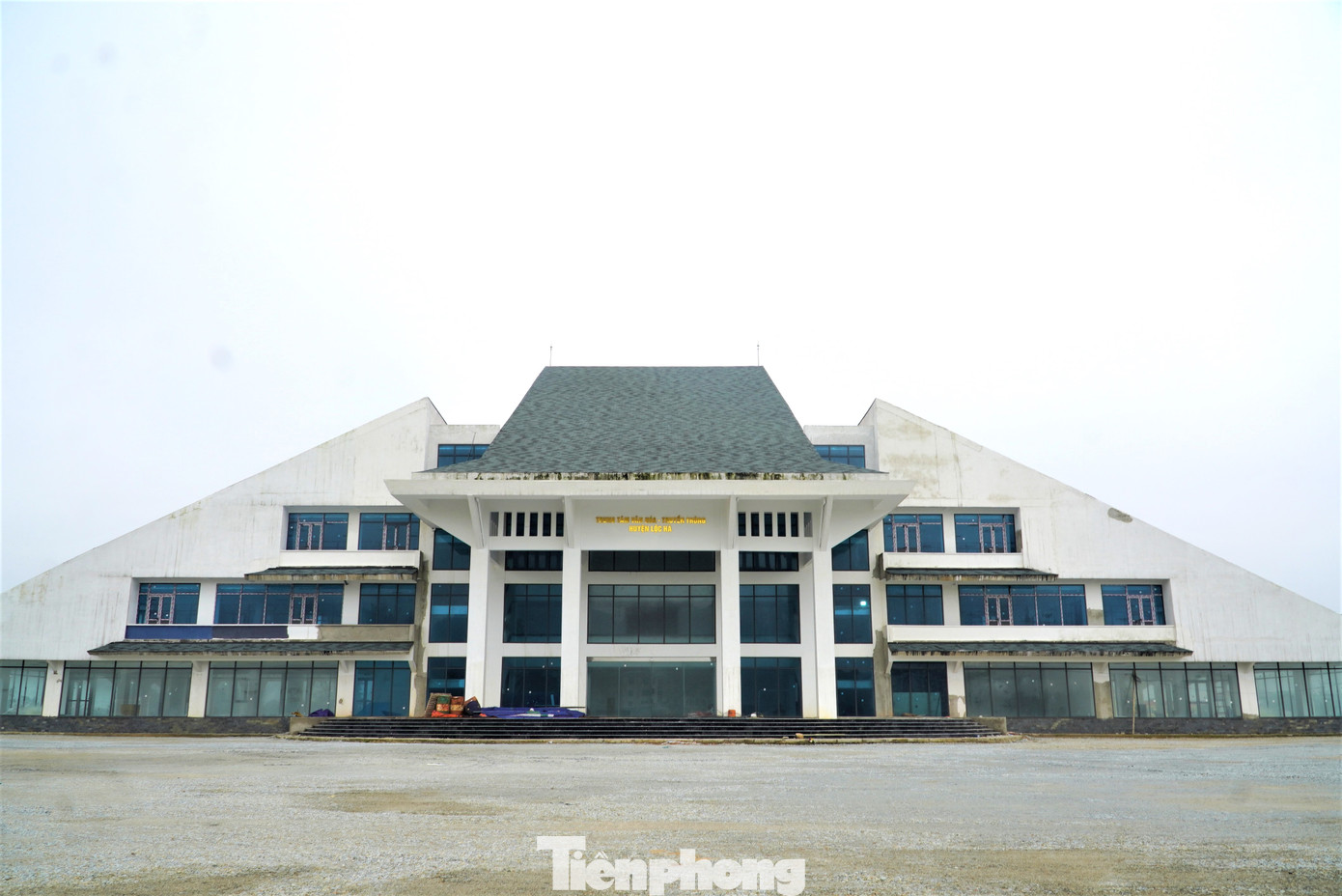 “Hiện, Dự án Trung tâm Văn hóa - Truyền thông huyện Lộc Hà vẫn đang trong giai đoạn hoàn thành. Khi hoàn thành sẽ được sử dụng vào mục đích gì thì địa phương cũng chưa rõ. Vấn đề này phía ngành chức năng sẽ quyết định, xem xét. Còn về nhu cầu thì hiện tại từ phòng làm việc, hội trường lớn, phòng chức năng ở địa phương cơ bản đã đáp ứng được", lãnh đạo UBND thị trấn Lộc Hà cho hay. “Hiện, Dự án Trung tâm Văn hóa - Truyền thông huyện Lộc Hà vẫn đang trong giai đoạn hoàn thành. Khi hoàn thành sẽ được sử dụng vào mục đích gì thì địa phương cũng chưa rõ. Vấn đề này phía ngành chức năng sẽ quyết định, xem xét. Còn về nhu cầu thì hiện tại từ phòng làm việc, hội trường lớn, phòng chức năng ở địa phương cơ bản đã đáp ứng được", lãnh đạo UBND thị trấn Lộc Hà cho hay.