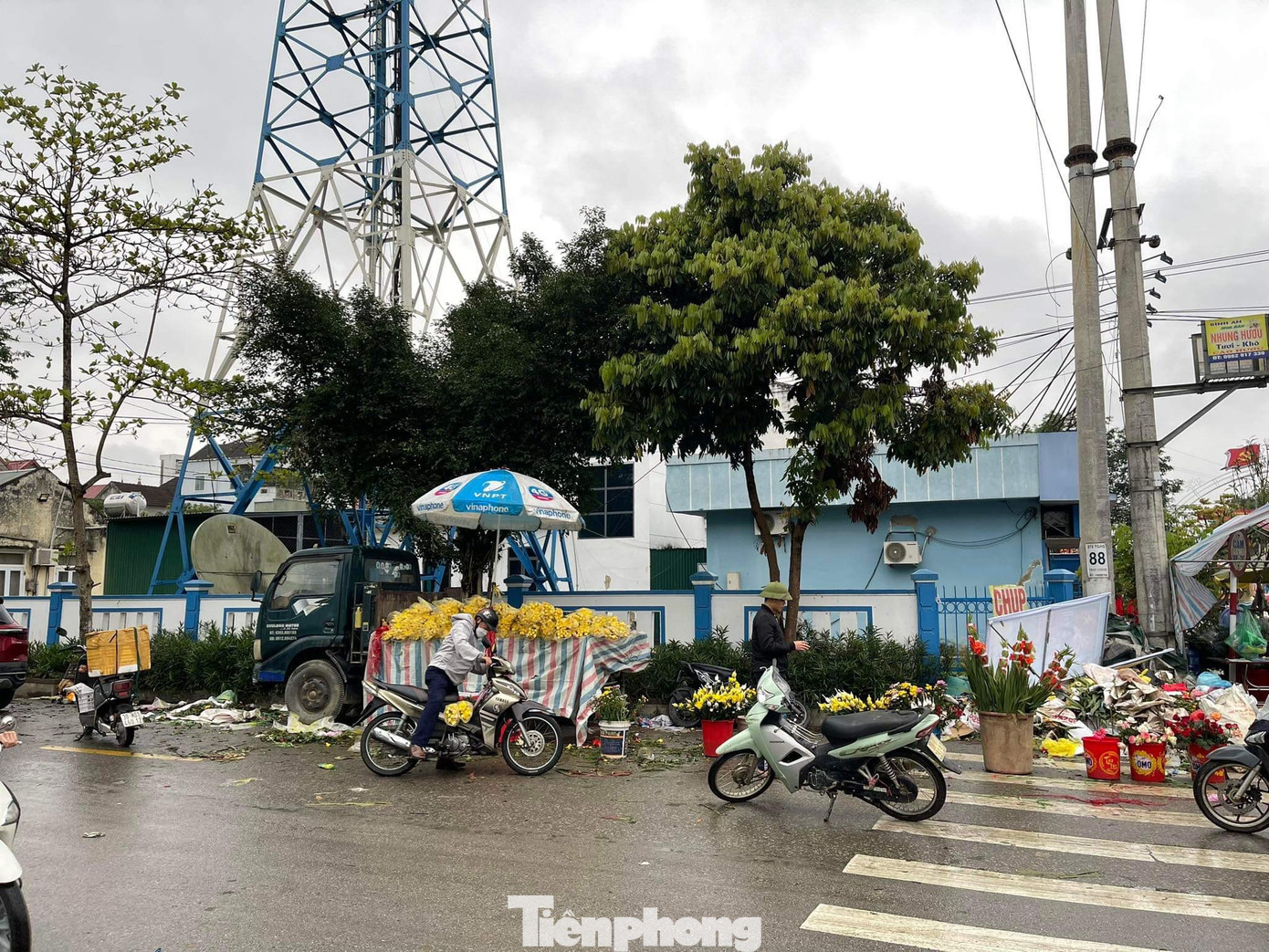 Mặt hàng hoa tươi cũng ế ẩm, nhiều người đã hạ giá để mong vớt vát lại số vốn đã bỏ ra.