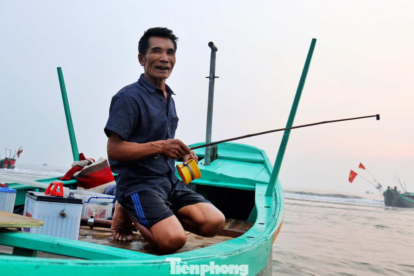 Ông Lý (ngư dân ở thôn Đông Văn, xã Thạch Văn) trở về sau 1 đêm trên biển, cầm trên tay chiếc cần câu mực, ông kể: “Ngày nào cũng vậy, cứ 5h chiều ăn cơm tối xong tôi lại chuẩn bị đồ nghề và bắt đầu ra khơi câu mực. Ngoài tôi, còn có 4 thuyền đi cùng nhau, đi câu mực cách bờ khoảng 3-5km. Việc câu mực này đi từ tối cho đến khi mặt trời sắp mọc thì quay về cho vợ mang mực đi bán”.