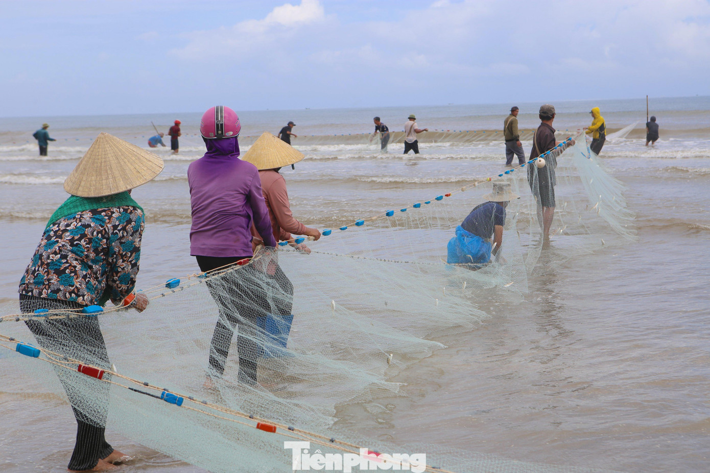 Khi lưới cá gần vào bờ, người dân sẽ cẩn thận di chuyển từng bước để tránh cá lọt ra ngoài.