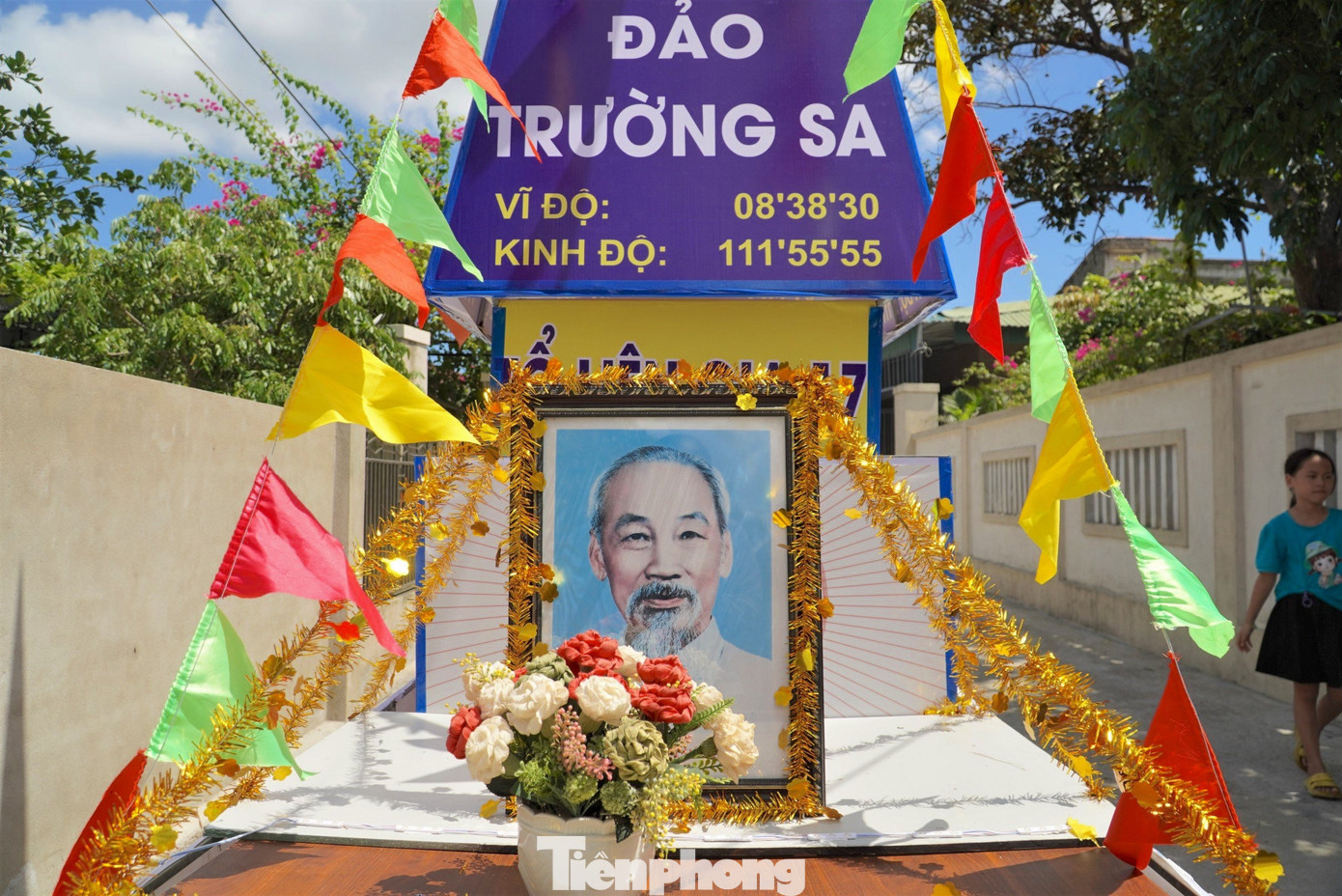 Chiếc đèn trung thu này được 10 gia đình tổ chức làm trong 3 ngày. Vì ban ngày họ đi làm nên tranh thủ thời gian ban đêm để cùng nhau làm đèn.