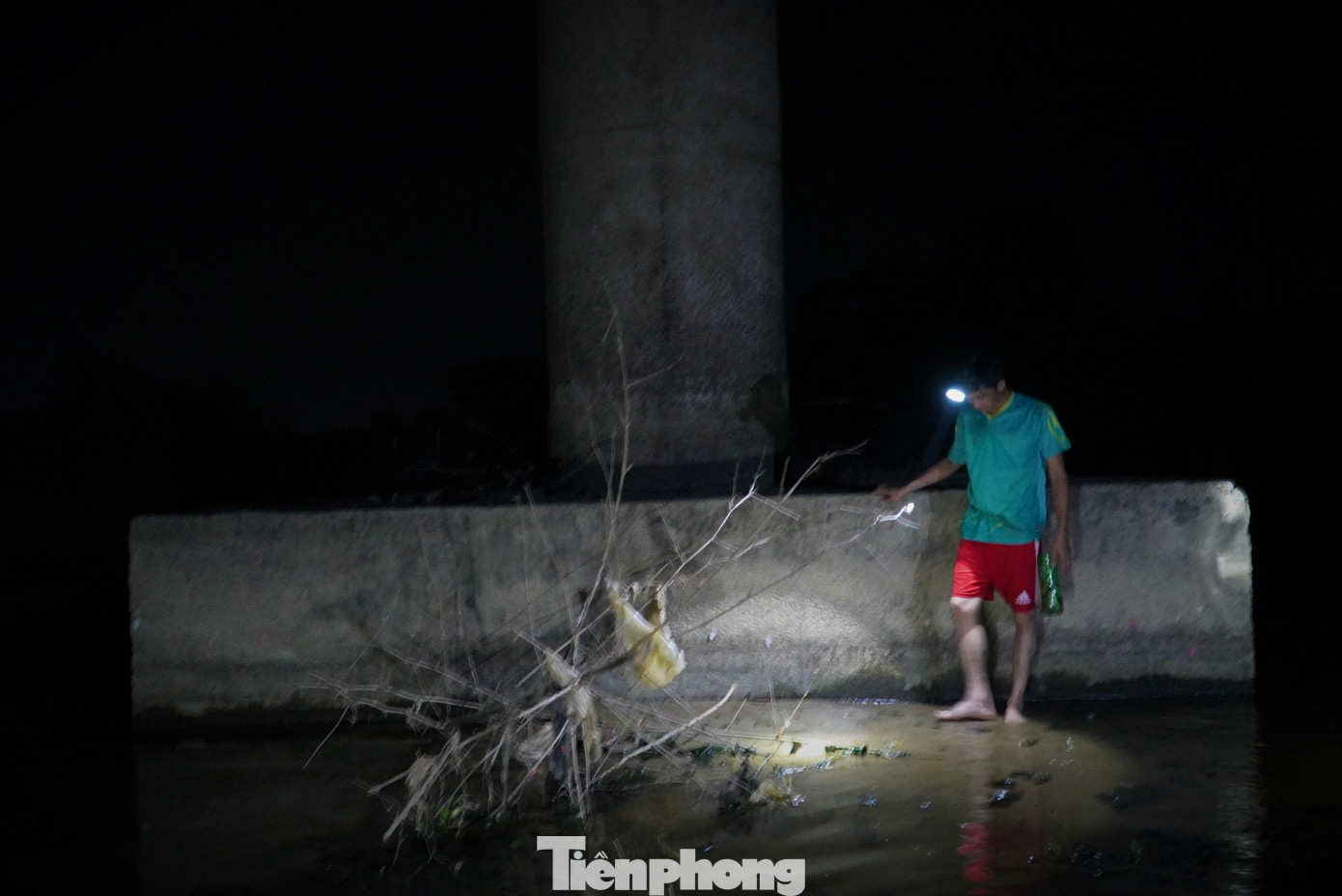 Cũng theo nhiều người dân, dù mới đầu mùa hè nhưng nước sông đã cạn. Trong ảnh phần mố cầu giữa lòng sông đã cạn nước, bãi cát trồi lên. Đây chính là hình ảnh rõ ràng nhất cho thấy tình trạng khô hạn, thiếu nước trong năm nay.