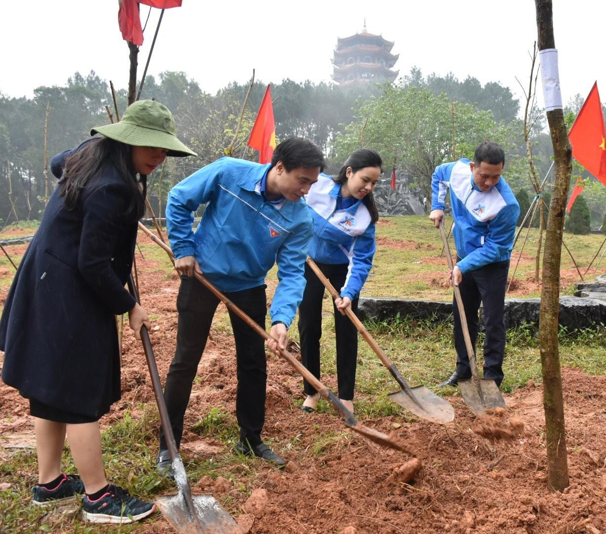 Trồng 120 cây ban tím tại Ngã ba Đồng Lộc... Trồng 120 cây ban tím tại Ngã ba Đồng Lộc...