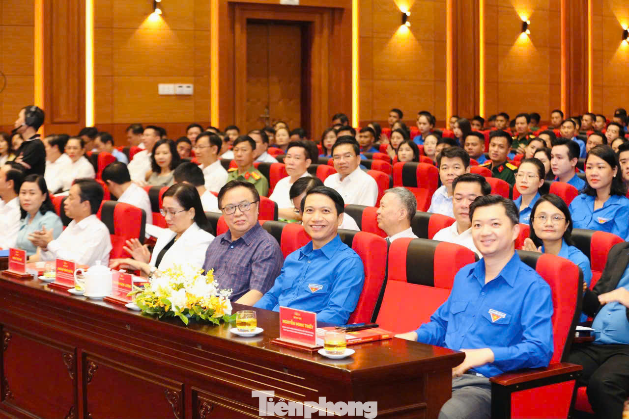 Tham dự hội thảo có đại diện lãnh đạo các ban, bộ, ngành, cơ quan Trung ương, lãnh đạo các ban, sở, ngành, đoàn thể tỉnh Hà Tĩnh; các chuyên gia, nhà khoa học, nhà nghiên cứu, đại diện thân nhân anh Lý Tự Trọng; cán bộ đoàn và các đại diện thế hệ trẻ tiêu biểu.