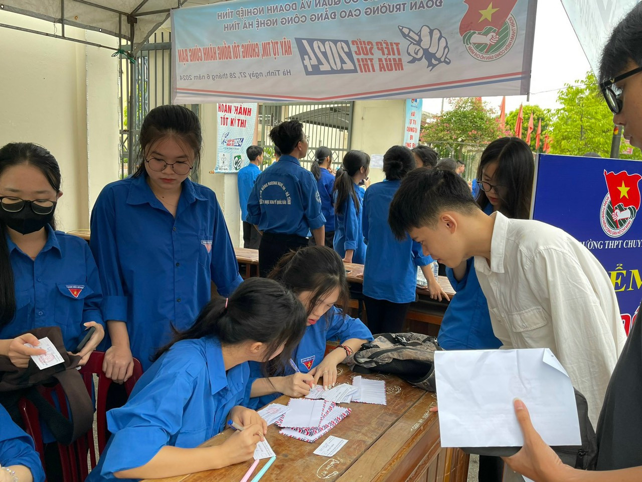 Tại các điểm đã bố trí các điểm giữ đồ, giữ xe miễn phí; sắp xếp phương tiện, hỗ trợ thí sinh di chuyển, phân luồng giao thông; phát nước uống miễn phí; bố trí các chuyến “xe ôm miễn phí” đưa đón các thí sinh ở xa, các thí sinh có hoàn cảnh khó khăn; hỗ trợ các hợp thí sinh quên mang giấy tờ, muộn giờ…