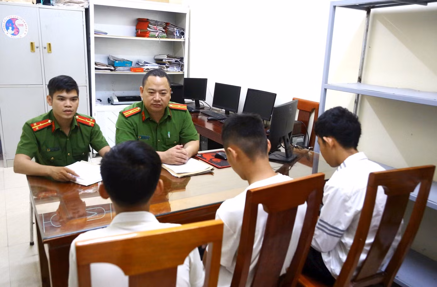 3 thiếu niên tại cơ quan điều tra. 3 thiếu niên tại cơ quan điều tra.