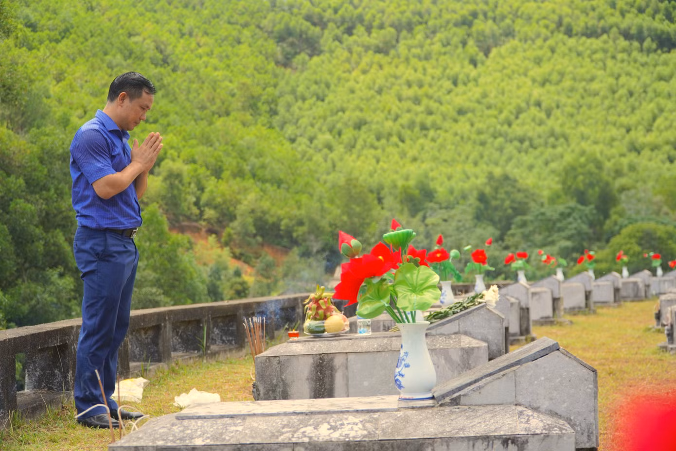 Dịp kỷ niệm 76 năm Ngày Thương binh - Liệt sỹ (27/7/1947-27/7/2023), Nghĩa trang liệt sỹ Quốc gia Nầm đón hàng nghìn lượt người đến đặt vòng hoa, thắp hương tưởng niệm các anh hùng liệt sỹ.
