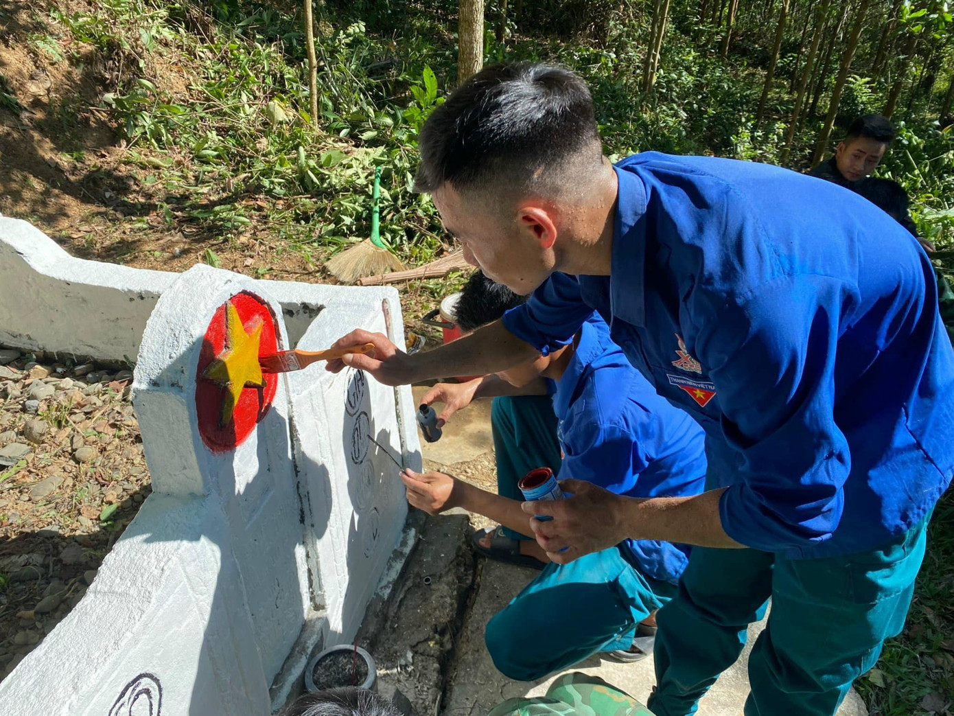 Các tổ chức đoàn trong toàn tỉnh đã đẩy mạnh tuyên truyền, huy động ĐVTN ra quân dọn vệ sinh khu vực nghĩa trang liệt sĩ, phần mộ liệt sĩ, nhà bia tưởng niệm, tượng đài tại địa phương; tổ chức thăm hỏi, tặng quà, giúp đỡ các gia đình chính sách…