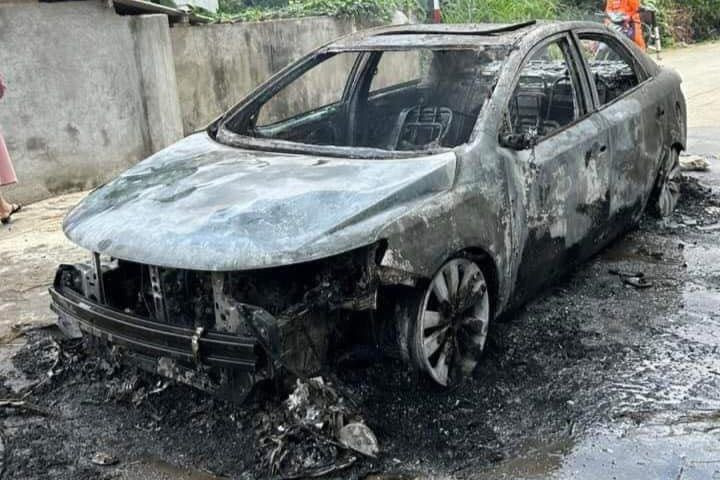 Ô tô trơ khung sau vụ hỏa hoạn.