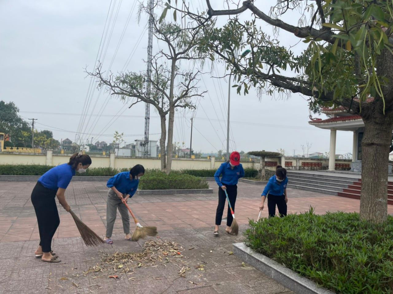 Nhằm chào mừng kỷ niệm 91 năm thành lập Đoàn Thanh niên Cộng sản Hồ Chí Minh và Đại hội Đoàn các cấp nhiệm kỳ 2022-2027, các cấp bộ đoàn ở Hà Tĩnh đã triển khai nhiều hoạt động tình nguyện vì cộng đồng, hỗ trợ bệnh nhân mắc COVID-19…. Tại TP Hà Tĩnh tiếp tục chuỗi các hoạt động thi đua cao điểm tháng thanh niên và hướng tới chào mừng đại hội Đoàn các cấp với các hoạt động như khám tư vấn sức khỏe, tặng túi thuốc an sinh và quà cho nữ cựu TNXP neo đơn ngày 8/3; đối tượng chính sách…