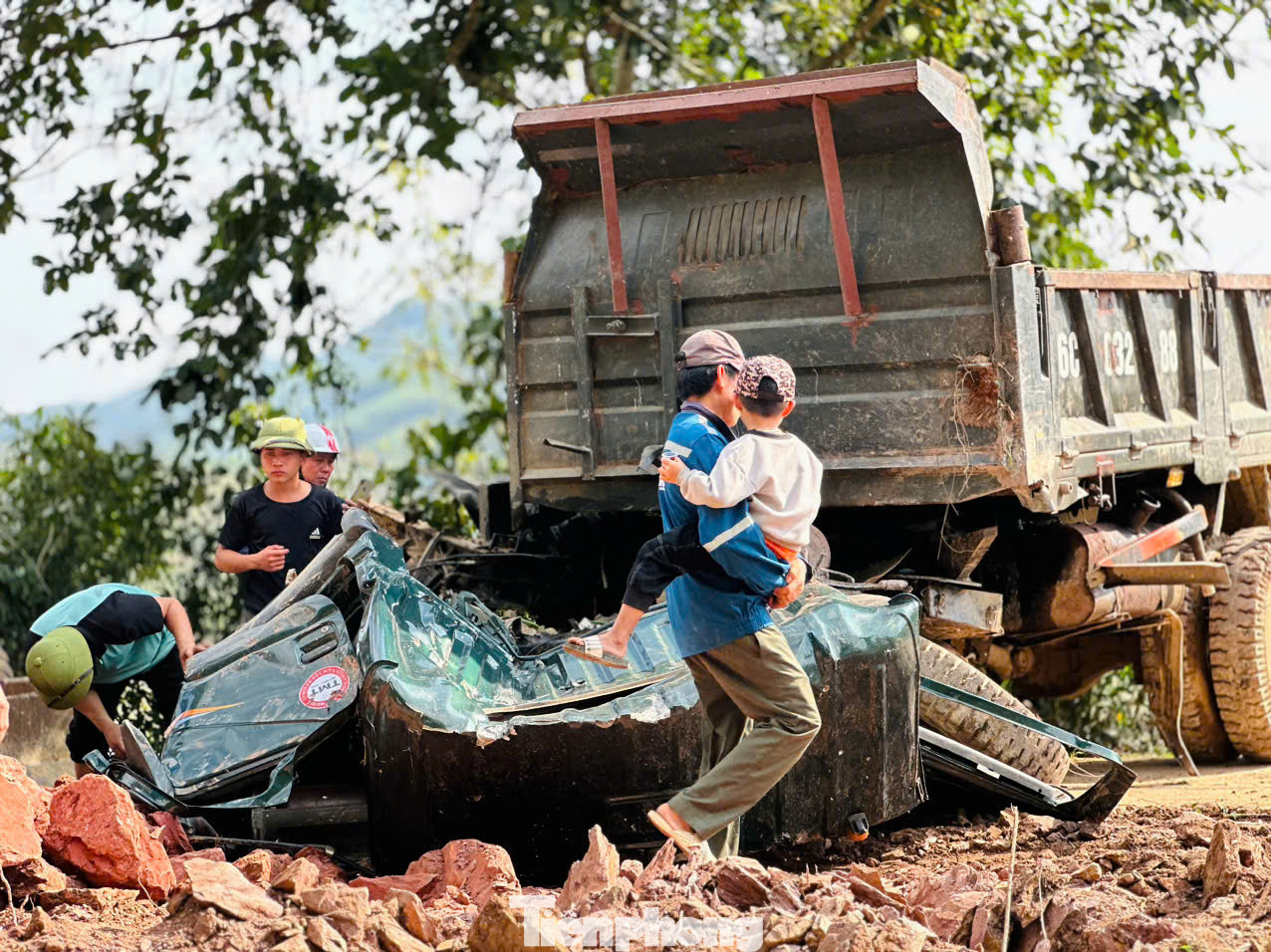 Cú tông mạnh khiến chiếc xe tải bị đẩy đi hàng chục mét, gãy đôi thân. Phần đầu tàu và 3 toa tàu bị đổ nghiêng. Cú tông mạnh khiến chiếc xe tải bị đẩy đi hàng chục mét, gãy đôi thân. Phần đầu tàu và 3 toa tàu bị đổ nghiêng.