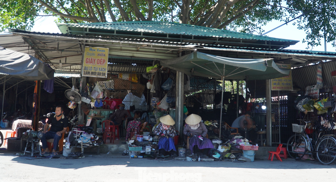 Những tiệm sửa giày này nằm khép mình ở một góc chợ thành phố Hà Tĩnh. Hàng ngày, nhóm thợ vẫn cặm cụi với nghề làm đẹp cho giày dép. Ở đây không chỉ sửa, mà công việc này cũng được xem là nghề... "cứu" giày cũ.