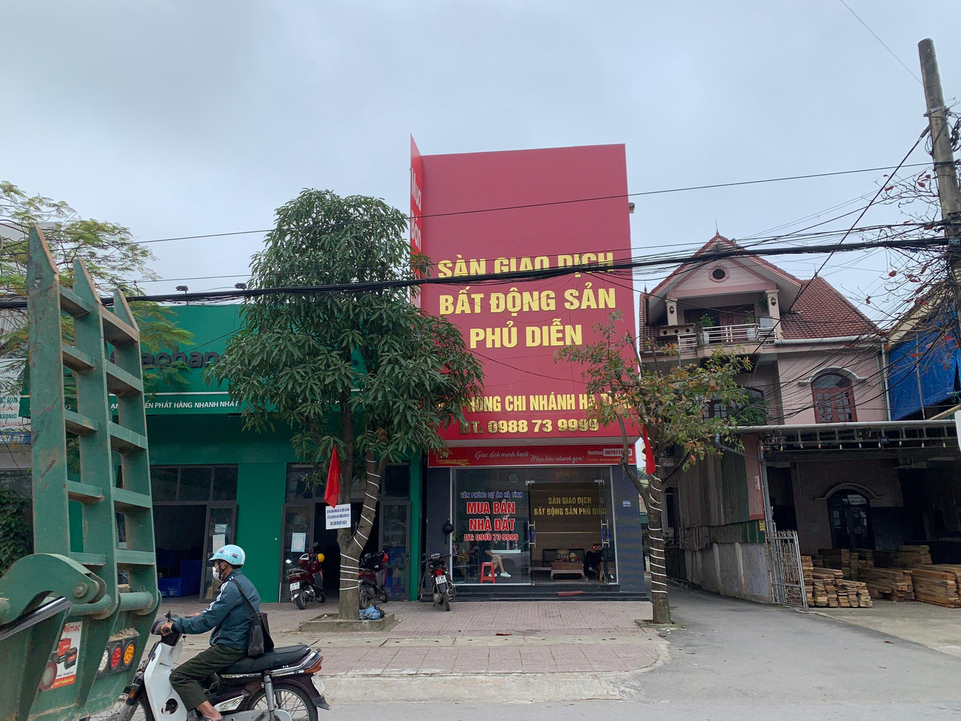 Các sàn giao dịch bất động sản hoạt động nhộn nhịp thời điểm này.