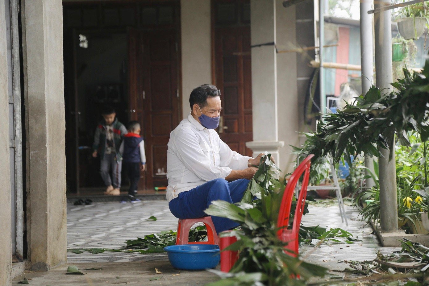 Gia đình ông Nguyễn Đình Mười (trú huyện Can Lộc) bán cây tre từ ngày 15/1. Mỗi ngày trung bình ông bán được trên 10 cây tre với giá từ 150-200 ngàn đồng/cây tuỳ loại.