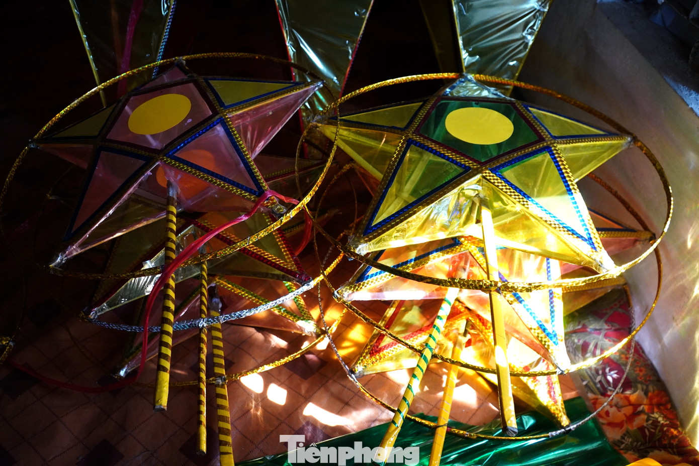 Khác với đèn ông sao, những vật liệu để làm đèn cá của ông Trương Viết Dũng làm đều từ những nguyên liệu thân thiện với môi trường như tre nứa, bìa carton... đặc biệt là cách tạo hình bằng những giấy kim tuyến tăng thêm nét đẹp cho đèn.