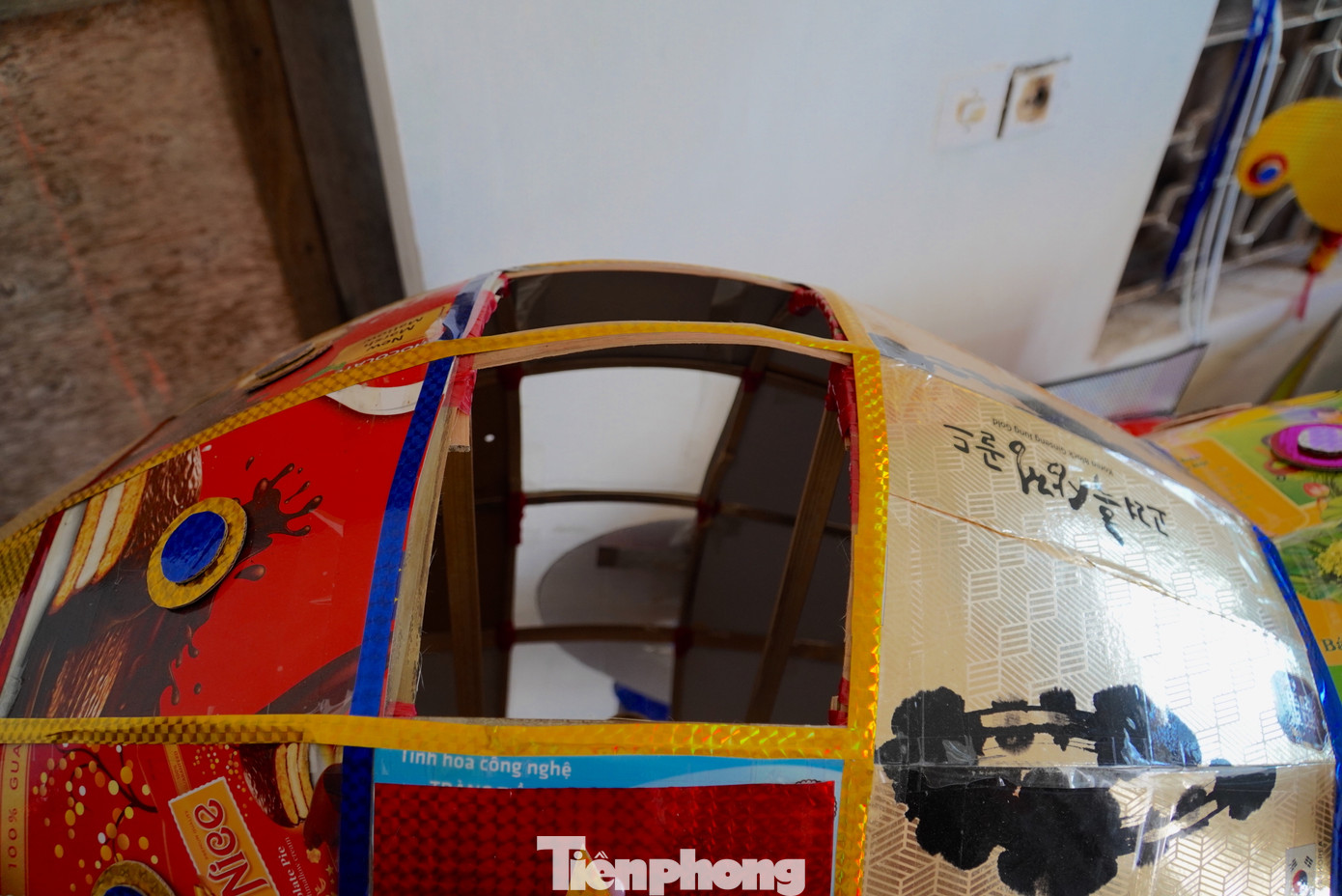 Khác với đèn ông sao, những vật liệu để làm đèn cá của ông Trương Viết Dũng làm đều từ những nguyên liệu thân thiện với môi trường như tre nứa, bìa carton... đặc biệt là cách tạo hình bằng những giấy kim tuyến tăng thêm nét đẹp cho đèn.