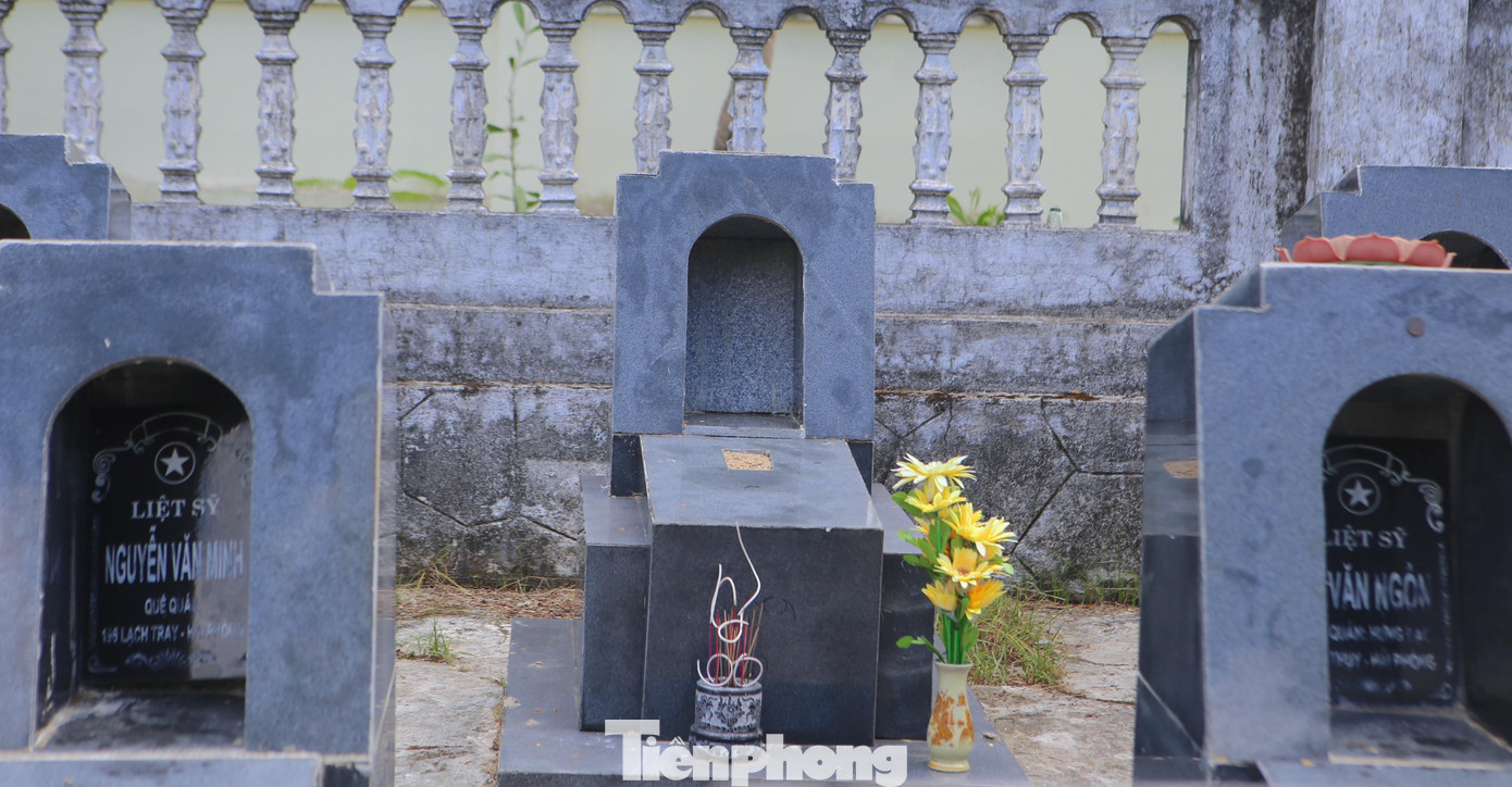 Chủ tịch UBND xã Khánh Vĩnh Yên - Nguyễn Văn Hùng cho biết, theo các nhân chứng sống kể lại thì thời điểm bộ đội hành quân qua cầu Nhe theo hai tốp, di chuyển trên cung đường dài khoảng 200m. 53 liệt sỹ hy sinh tại đây chỉ yếu là người Hải Phòng.