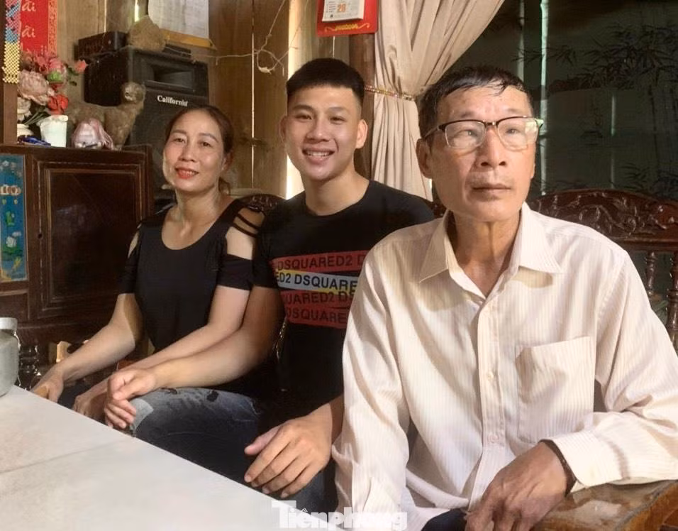 Bố và mẹ Pháp vui mừng khi con trai thực hiện được ước mơ.