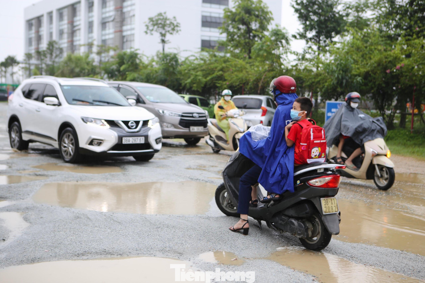 Số lưu lượng phương tiện qua lại đông, đặc biệt vào thời điểm đưa, đón học sinh tới trường. Do đường xuống cấp nặng, di chuyển khó khăn nên đoạn đường thường bị ùn tắc.