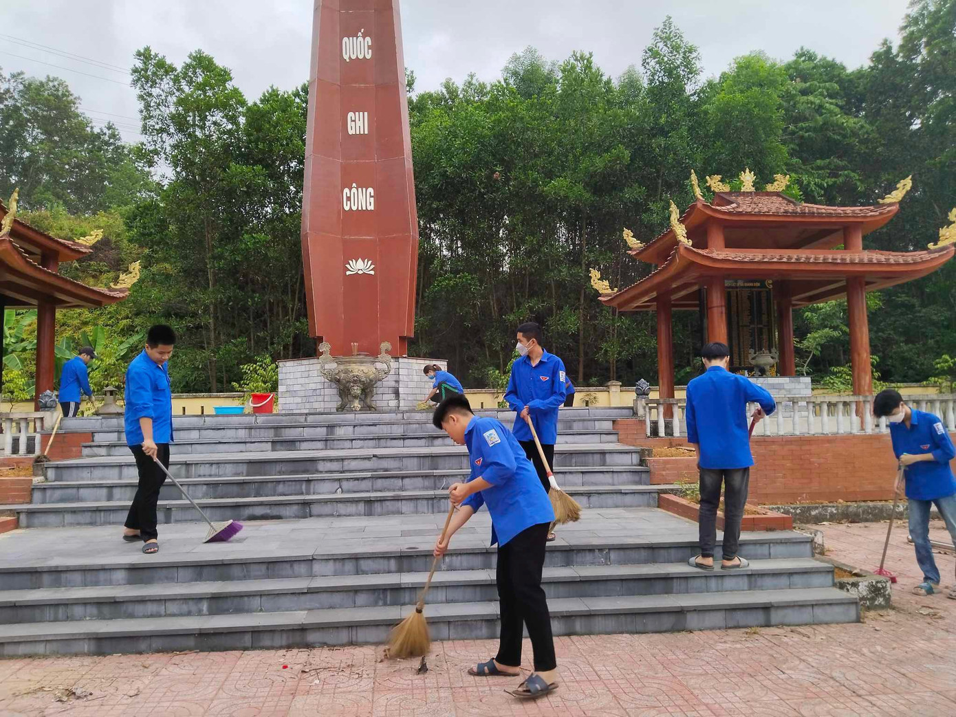 Lực lượng đoàn viên thanh niên cùng tham gia lao động dọn dẹp tại các nghĩa trang liệt sĩ, đài tưởng niệm. Lực lượng đoàn viên thanh niên cùng tham gia lao động dọn dẹp tại các nghĩa trang liệt sĩ, đài tưởng niệm.