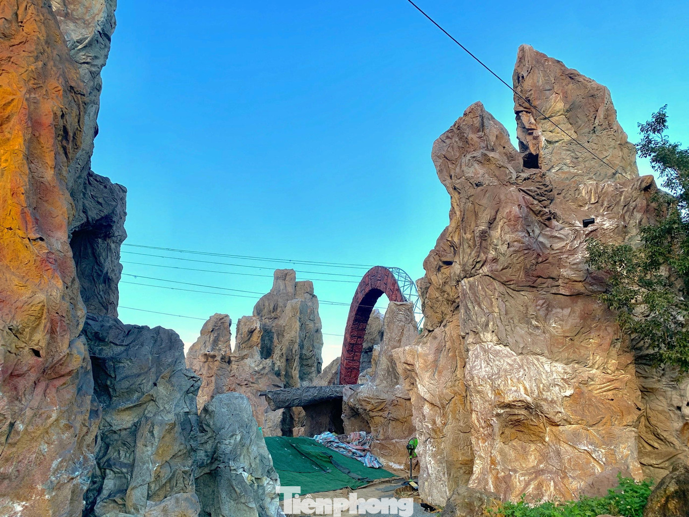 Giáo dân cho hay, để hoàn thiện hang đá phải mất hơn 400 triệu đồng chưa tính tiền công và các vật tư như cây tre, mét và bao bì. Số tiền này toàn bộ được giáo dân đóng góp. Giáo dân cho hay, để hoàn thiện hang đá phải mất hơn 400 triệu đồng chưa tính tiền công và các vật tư như cây tre, mét và bao bì. Số tiền này toàn bộ được giáo dân đóng góp.