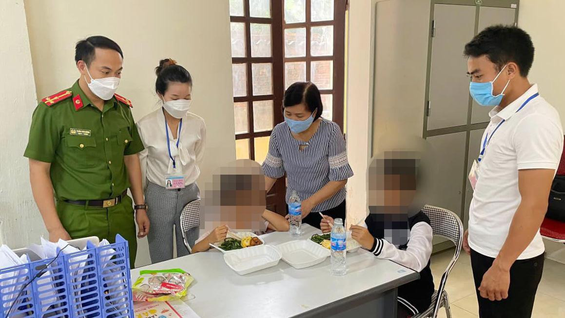 Công an chăm sóc cho hai bé tại cơ quan điều tra. Công an chăm sóc cho hai bé tại cơ quan điều tra.