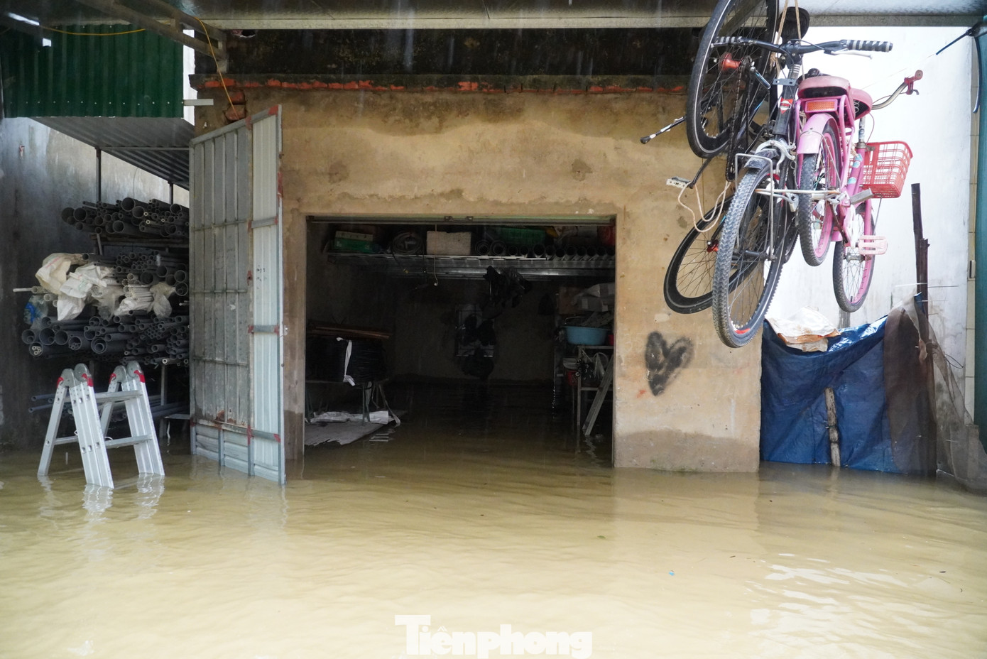 Nước lũ dâng cao, người dân kê cao tài sản để tránh bị ảnh hưởng.