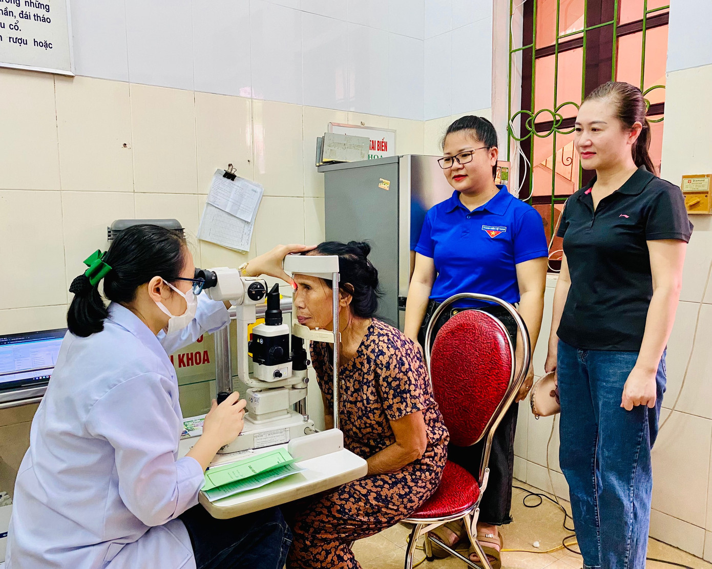 Qua thăm khám, các y, bác sĩ đã kịp thời phát hiện và tư vấn cách phòng, điều trị một số nhóm bệnh thường gặp như: tăng huyết áp, bệnh lý dạ dày, tim mạch, hô hấp, bệnh về mắt.