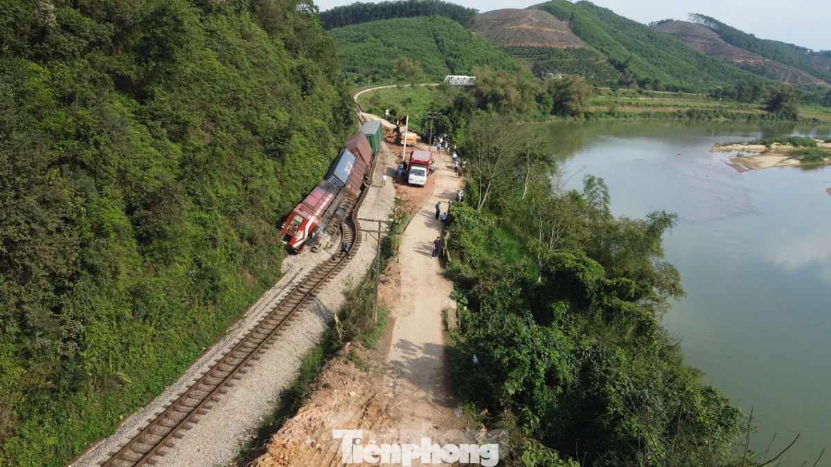 Vụ TNGT giữa tàu hàng HH62 kéo 20 toa, tải trọng 850,4 tấn với xe ô tô tải BKS 26C-032.88 khiến tuyến đường sắt Bắc – Nam qua thôn Liên Hòa, xã Đức Liên, huyện Vũ Quang tê liệt 25 giờ.