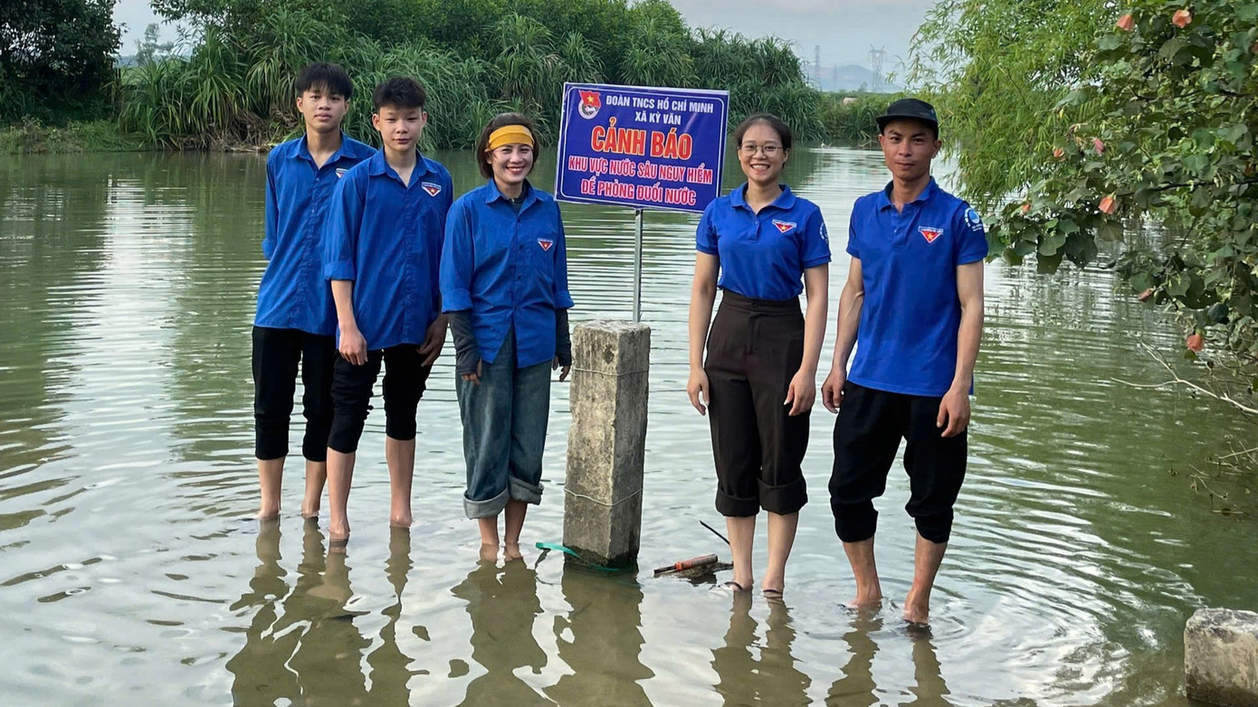 Hàng trăm biển cảnh báo, pano tuyên truyền phòng chống đuối nước đã được lắp đặt.