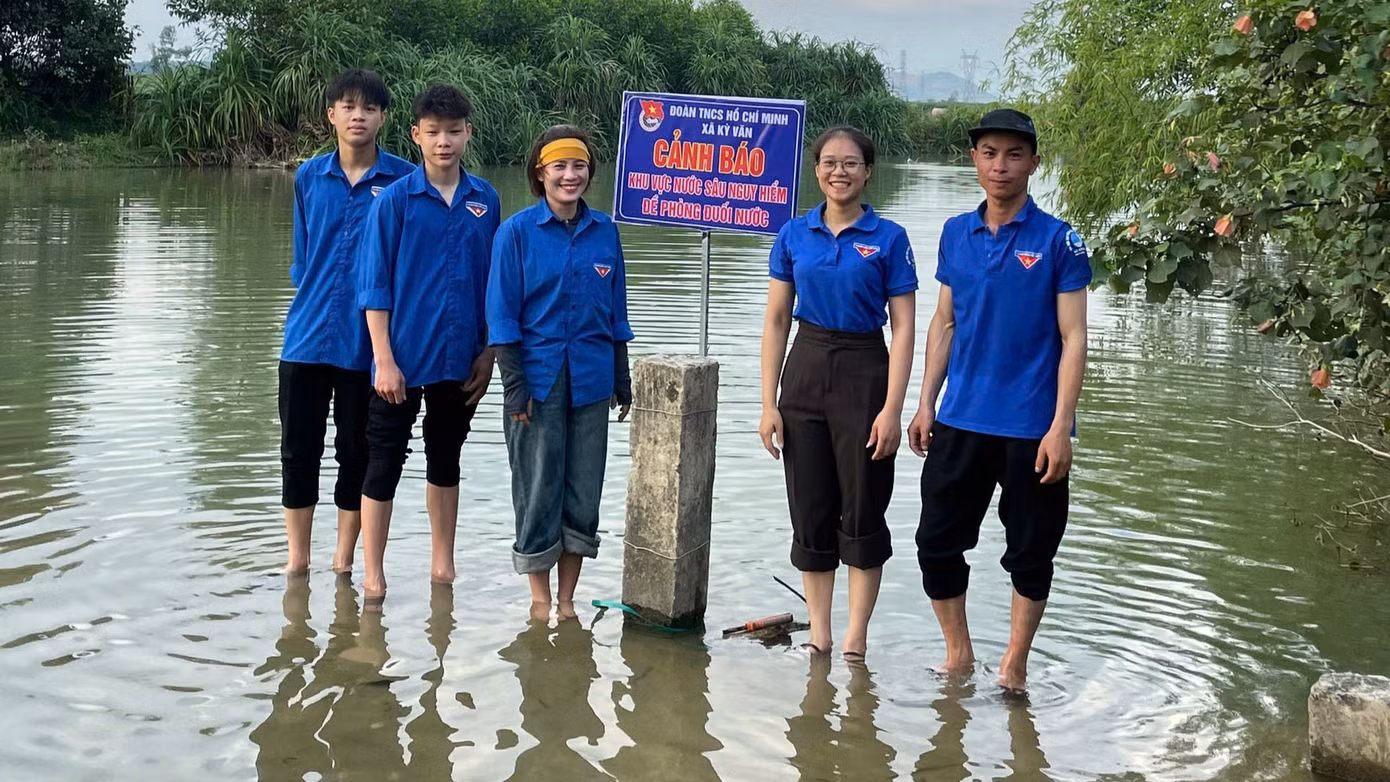 Hàng trăm biển cảnh báo, pano tuyên truyền phòng chống đuối nước đã được lắp đặt.