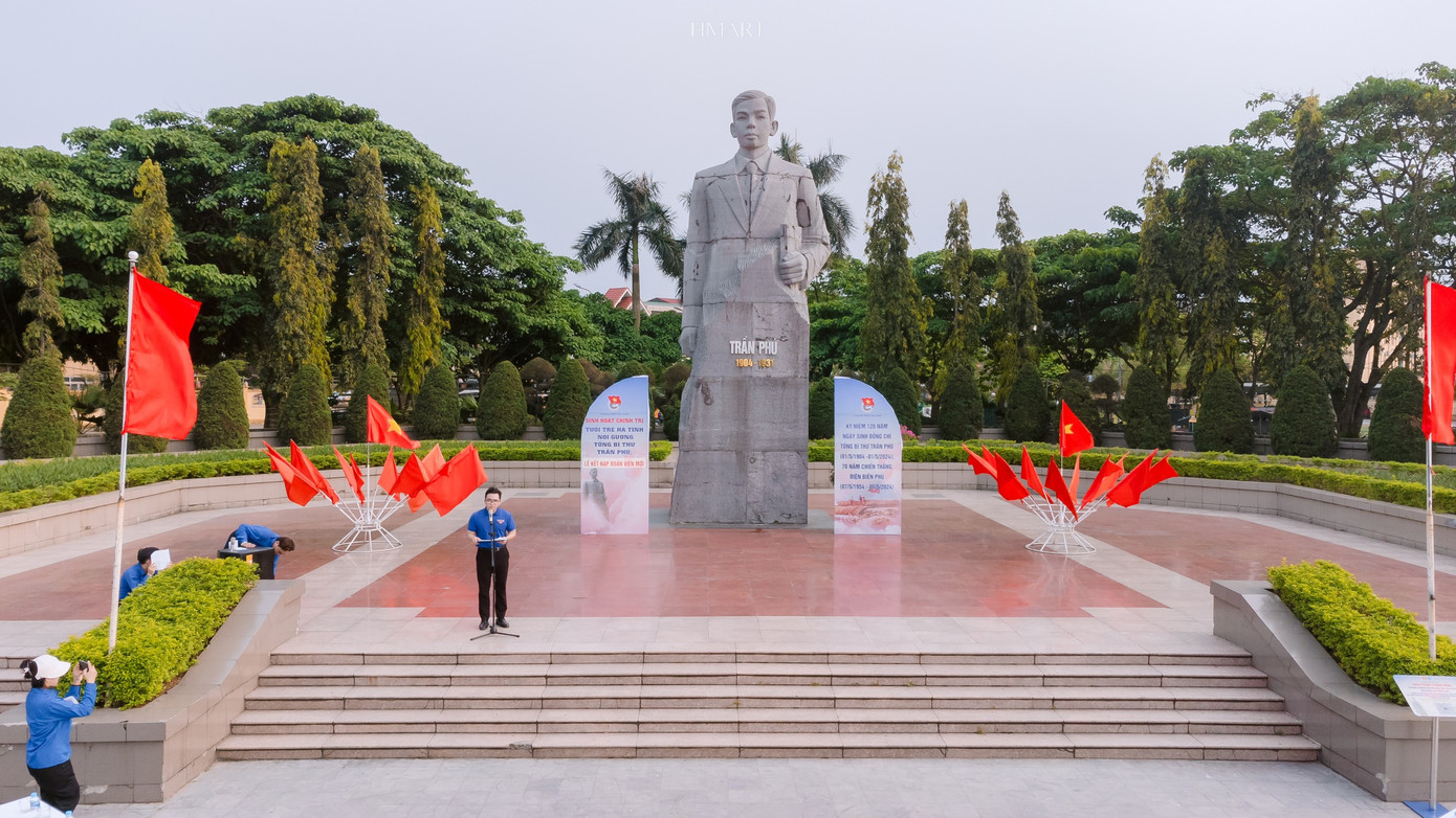 Dịp này, Thành Đoàn Hà Tĩnh cũng tổ chức buổi sinh hoạt chính trị, tìm hiểu về thân thế, sự nghiệp của cố Tổng Bí thư Trần Phú và 70 năm Chiến thắng Điện Biên Phủ với 100 đoàn viên, đội viên tham gia.
