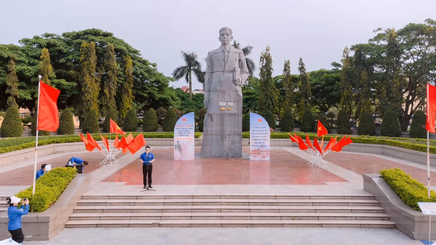 Dịp này, Thành Đoàn Hà Tĩnh cũng tổ chức buổi sinh hoạt chính trị, tìm hiểu về thân thế, sự nghiệp của cố Tổng Bí thư Trần Phú và 70 năm Chiến thắng Điện Biên Phủ với 100 đoàn viên, đội viên tham gia.
