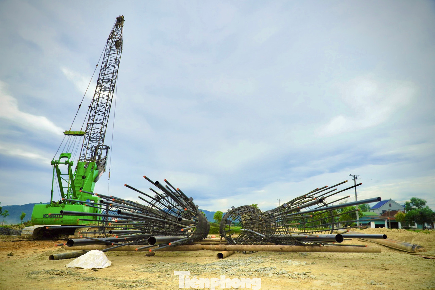 Gói thầu XL-11 do liên danh Tổng Công ty CP Xuất nhập khẩu và Xây dựng Việt Nam (Vinaconex) và Tổng Công ty 319 (Bộ Quốc phòng) thi công. Ban QLDA Thăng Long (Bộ GTVT) làm chủ đầu tư.