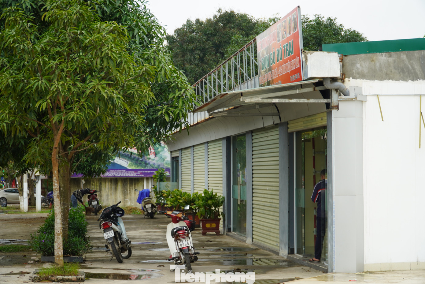 Dự án toạ lạc ở mặt tiền quốc lộ 1A. Theo kế hoạch của chủ đầu tư, dự án sẽ hoàn thành giai đoạn 1 (bao gồm 67/159 căn biệt thự, nhà ở liền kề) và bến thuyền vào tháng 10/2018. Còn đến tháng 4/2020 sẽ hoàn thiện khu trung tâm thương mại, khách sạn 5 sao cao 26 tầng và đưa vào hoạt động. Trong ảnh: Mặt tiền dự án hướng quốc lộ 1A hiện đang làm ki ốt cho một số người thuê lại để kinh doanh hàng ăn.