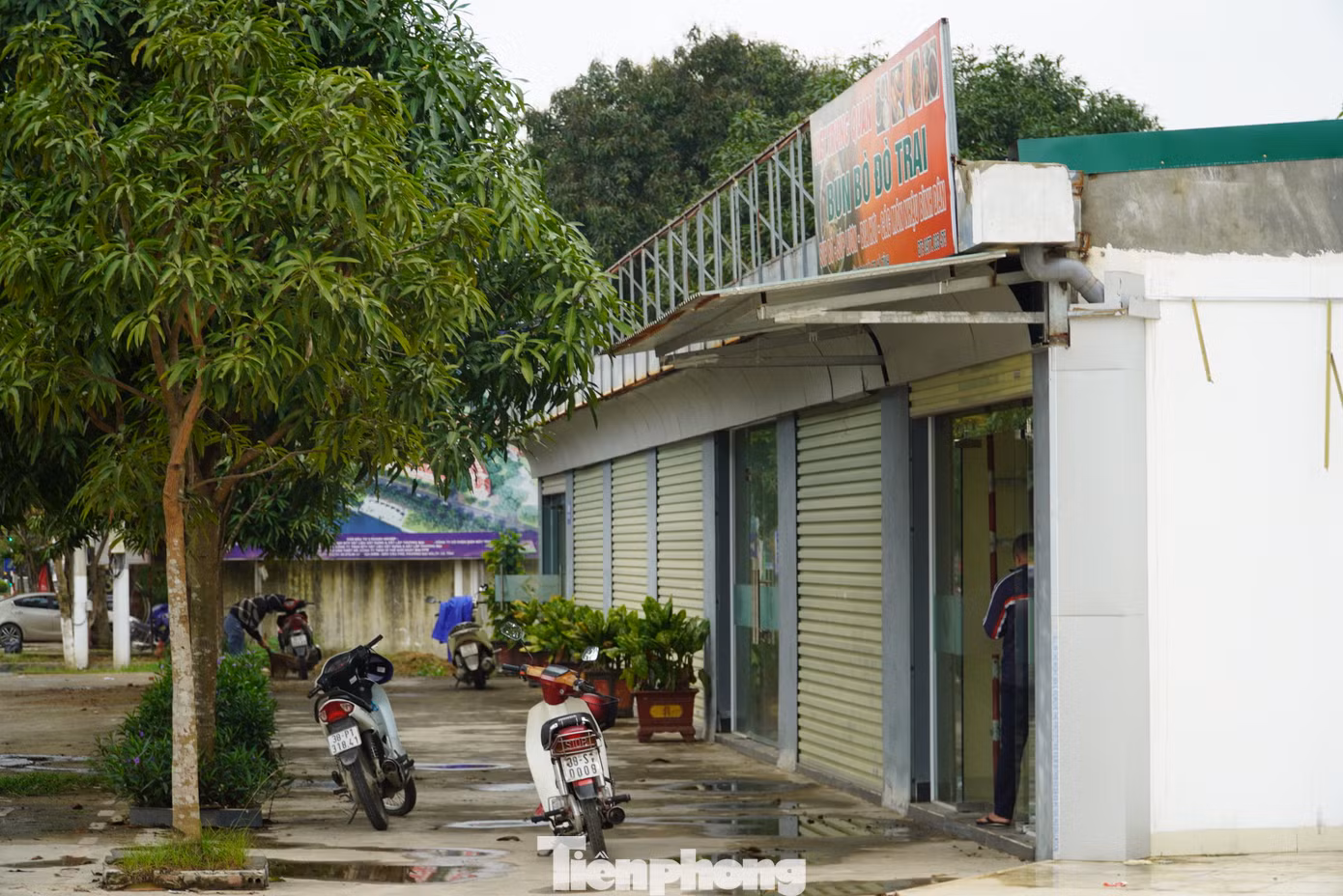 Dự án toạ lạc ở mặt tiền quốc lộ 1A. Theo kế hoạch của chủ đầu tư, dự án sẽ hoàn thành giai đoạn 1 (bao gồm 67/159 căn biệt thự, nhà ở liền kề) và bến thuyền vào tháng 10/2018. Còn đến tháng 4/2020 sẽ hoàn thiện khu trung tâm thương mại, khách sạn 5 sao cao 26 tầng và đưa vào hoạt động. Trong ảnh: Mặt tiền dự án hướng quốc lộ 1A hiện đang làm ki ốt cho một số người thuê lại để kinh doanh hàng ăn. Dự án toạ lạc ở mặt tiền quốc lộ 1A. Theo kế hoạch của chủ đầu tư, dự án sẽ hoàn thành giai đoạn 1 (bao gồm 67/159 căn biệt thự, nhà ở liền kề) và bến thuyền vào tháng 10/2018. Còn đến tháng 4/2020 sẽ hoàn thiện khu trung tâm thương mại, khách sạn 5 sao cao 26 tầng và đưa vào hoạt động. Trong ảnh: Mặt tiền dự án hướng quốc lộ 1A hiện đang làm ki ốt cho một số người thuê lại để kinh doanh hàng ăn.