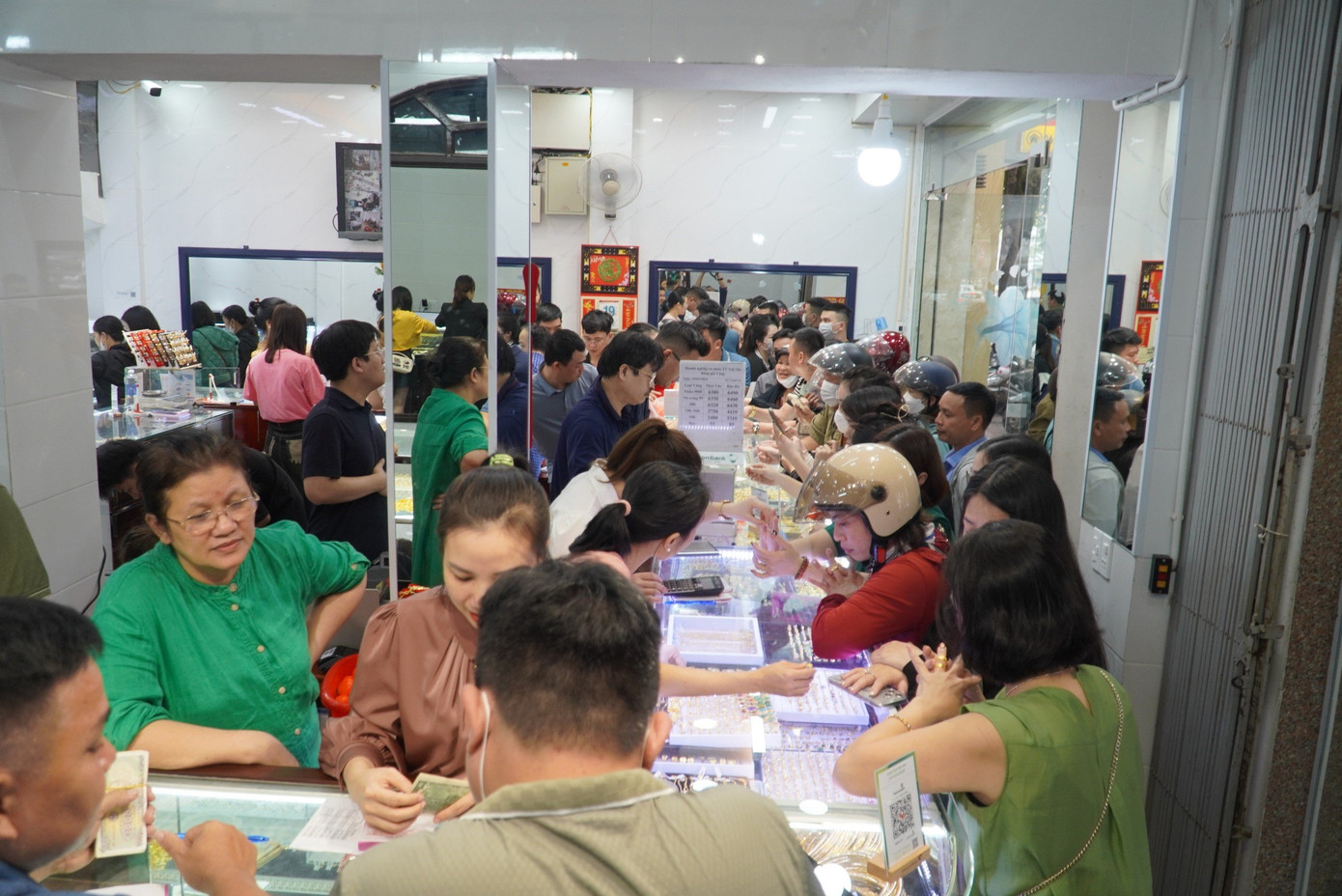 Cũng trong ngày hôm nay, các cửa hàng bán vàng tấp nập người đến mua vàng. Cũng trong ngày hôm nay, các cửa hàng bán vàng tấp nập người đến mua vàng.