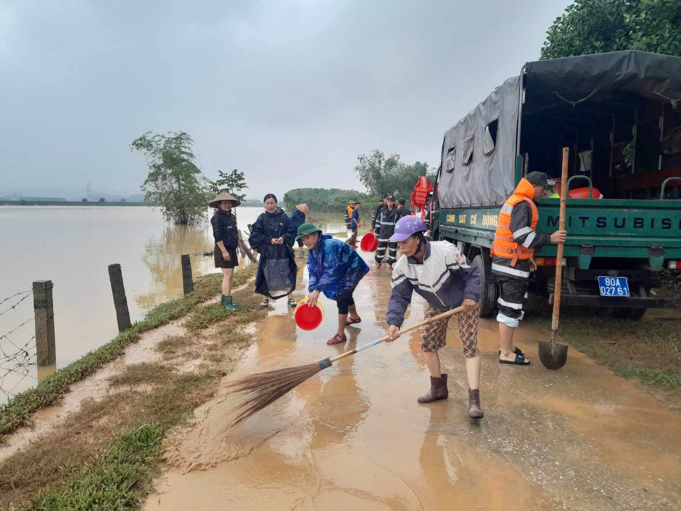 Người dân đang dọn đường khi nước lũ rút dần.