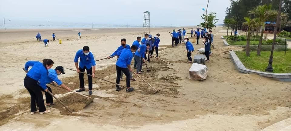 Ngày 21/4, Huyện đoàn Nghi Xuân cũng đã huy động hơn 200 đoàn viên thanh niên cùng cán bộ, chiến sỹ Hải đội 102 - Bộ Tư lệnh Cảnh sát biển vùng 1 tổ chức nạo vét lượng cát bị sóng biển đẩy vào khu vực Quảng trường chính Khu du lịch Xuân Thành; thu gom rác thải, dọn dẹp vệ sinh, môi trường tại biển Xuân Thành. Hoạt động này được triển khai trong mùa khai trương du lịch biển tại Nghi Xuân.