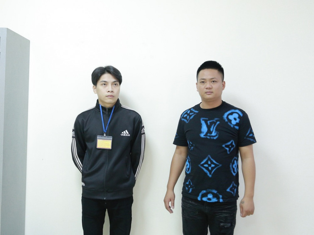 Đối tượng Dũng và Hoàng bị khởi tố về tội “Lừa đảo chiếm đoạt tài sản”. Đối tượng Dũng và Hoàng bị khởi tố về tội “Lừa đảo chiếm đoạt tài sản”.