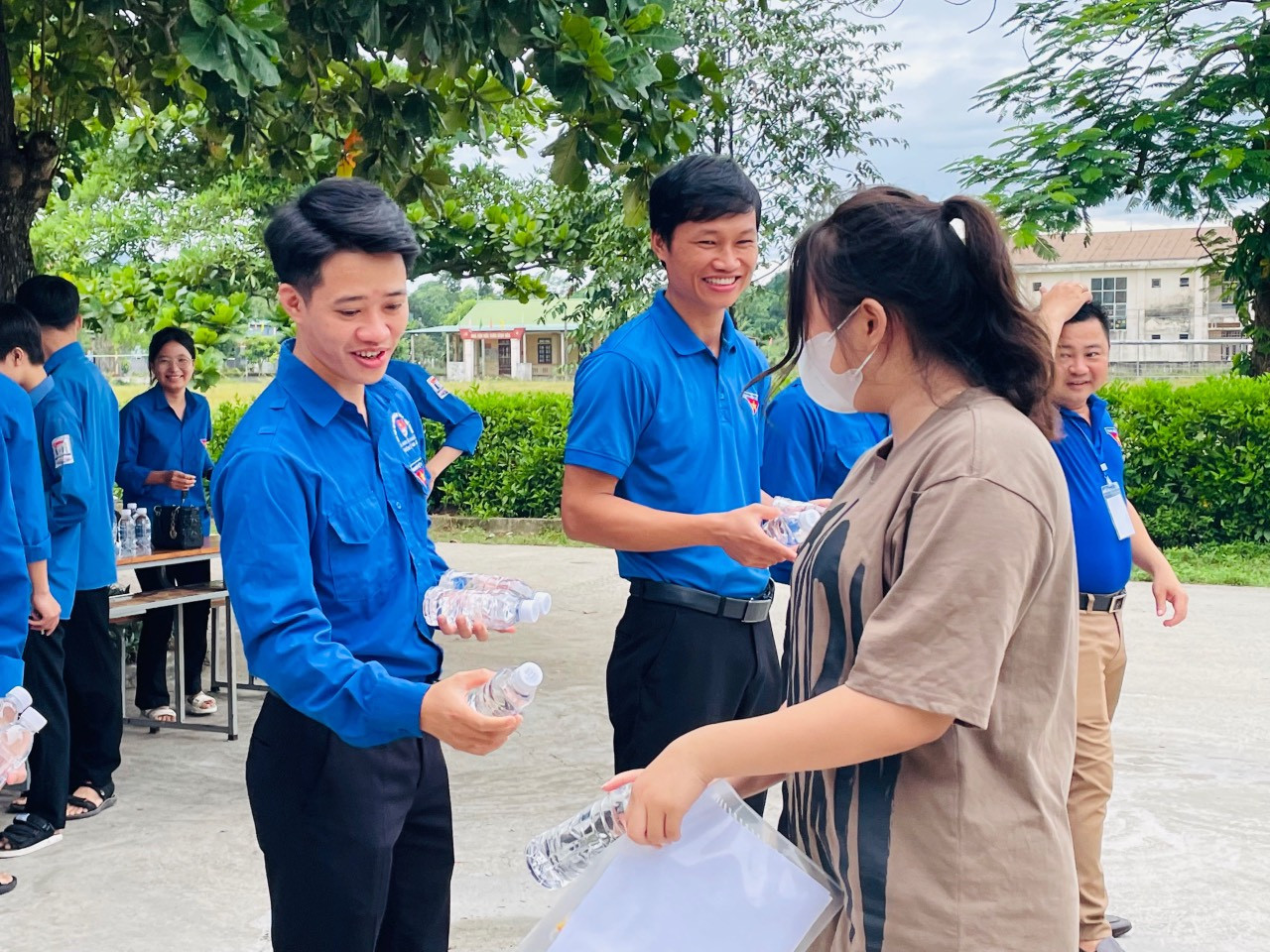 Với phương châm “Một đội hình - Nhiều nhiệm vụ”, các đội thanh niên tình nguyện đã triển khai thực hiện các hoạt động hỗ trợ thí sinh, người nhà....
