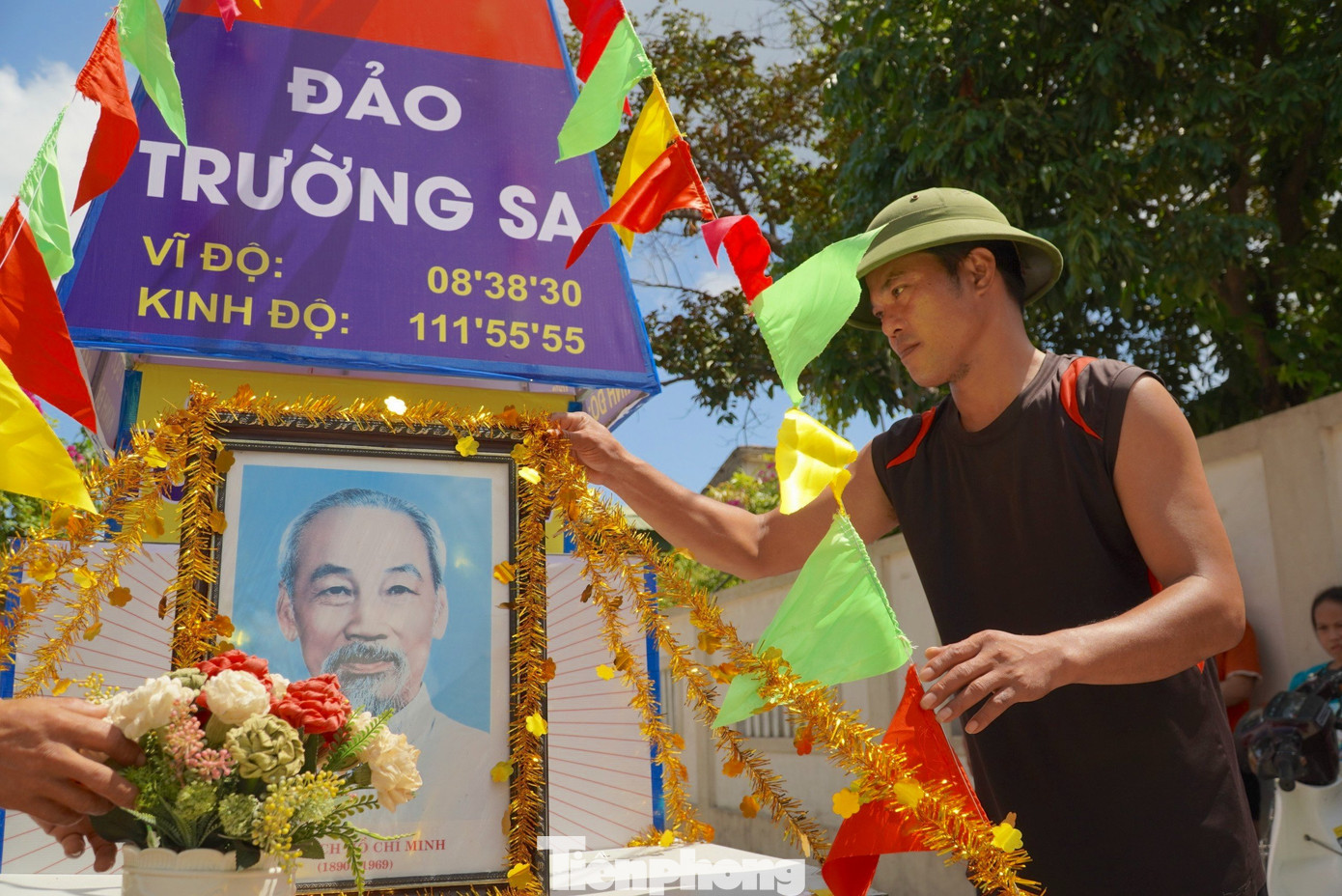 "Chiếc đèn trung thu này được lấy ý tưởng cột mốc chủ quyền biển đảo Trường Sa. Đèn mang ý nghĩa ngoài tạo niềm vui cho các em thiếu nhi còn giáo dục tình yêu Tổ quốc và chủ quyền biển, đảo cho học sinh", anh Phạm Văn Triển (40 tuổi, trú thôn Tiền Tiến) nói.