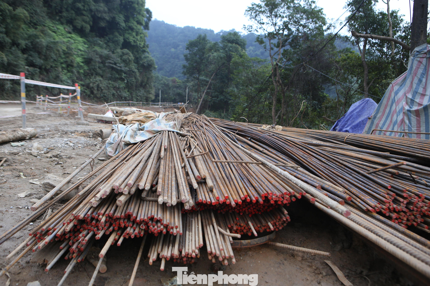 Cũng tại một số đoạn đường đang được sửa chữa, sắt thép vứt chỏng chơ, không được che đậy nên bị hoen gỉ.
