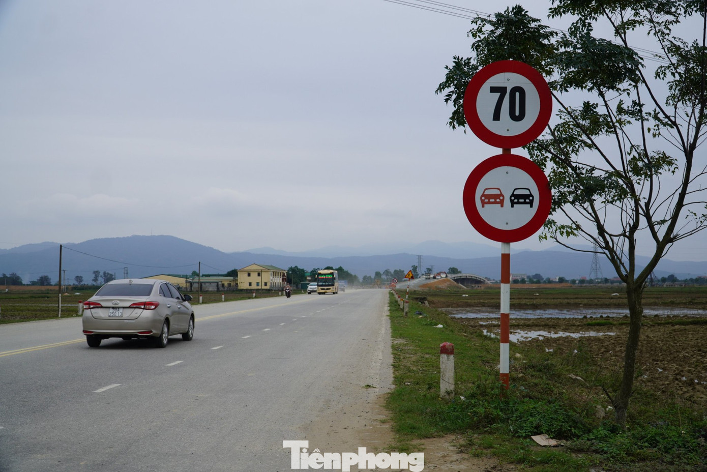 Ngay từ đầu đường gần khu vực thi công cầu vượt, ngành chức năng đã lắp biển báo hạn chế tốc độ và biển cấm vượt.