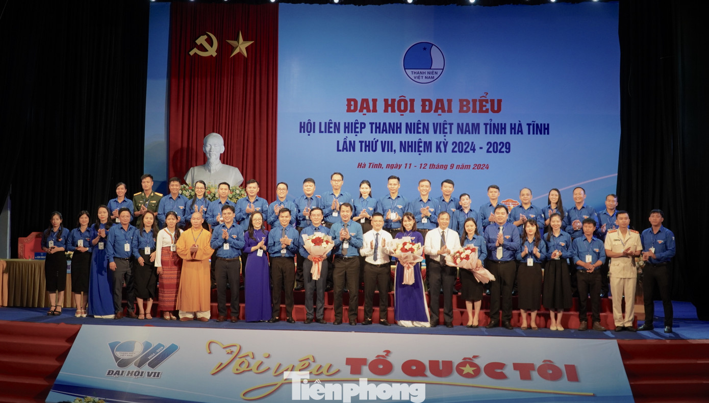 Ủy ban Hội LHTN tỉnh khóa VII nhiệm kỳ 2024 - 2029 ra mắt nhận nhiệm vụ và nhận hoa chúc mừng của lãnh đạo Trung ương Đoàn, Trung ương Hội LHTN và lãnh đạo tỉnh Hà Tĩnh.