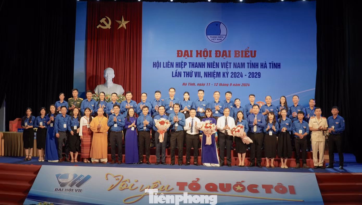 Ủy ban Hội LHTN tỉnh khóa VII nhiệm kỳ 2024 - 2029 ra mắt nhận nhiệm vụ và nhận hoa chúc mừng của lãnh đạo Trung ương Đoàn, Trung ương Hội LHTN và lãnh đạo tỉnh Hà Tĩnh.