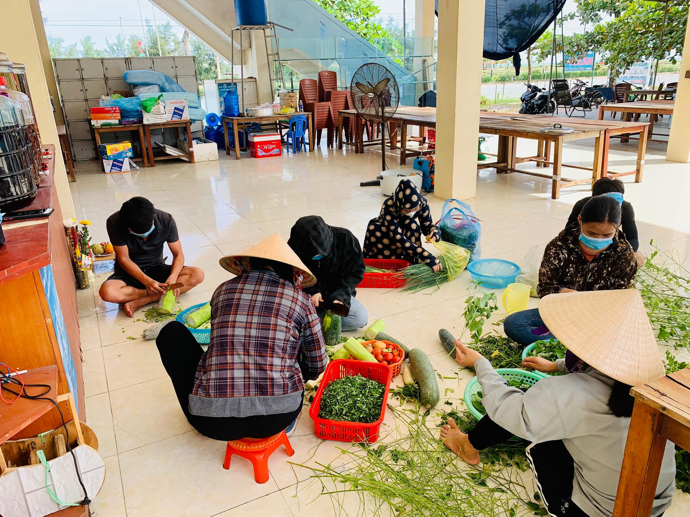 Mỗi ngày nhóm bạn trẻ hỗ trợ chuẩn bị thức ăn cho các bữa trưa và tối. Mỗi ngày nhóm bạn trẻ hỗ trợ chuẩn bị thức ăn cho các bữa trưa và tối.